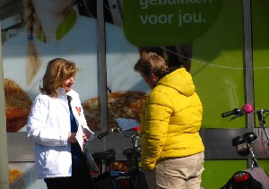 VVD-lijsttrekker Esther Verhagen in gesprek met een Ermelose bij de Plus in Ermelo-West.