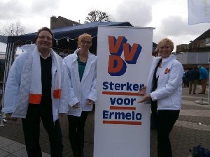 Hugo Weidema, Daniëlle Terpstra en Désirée Meijsen tijdens de verkiezingsmarkt - Foto: Jeanne Dijkstra