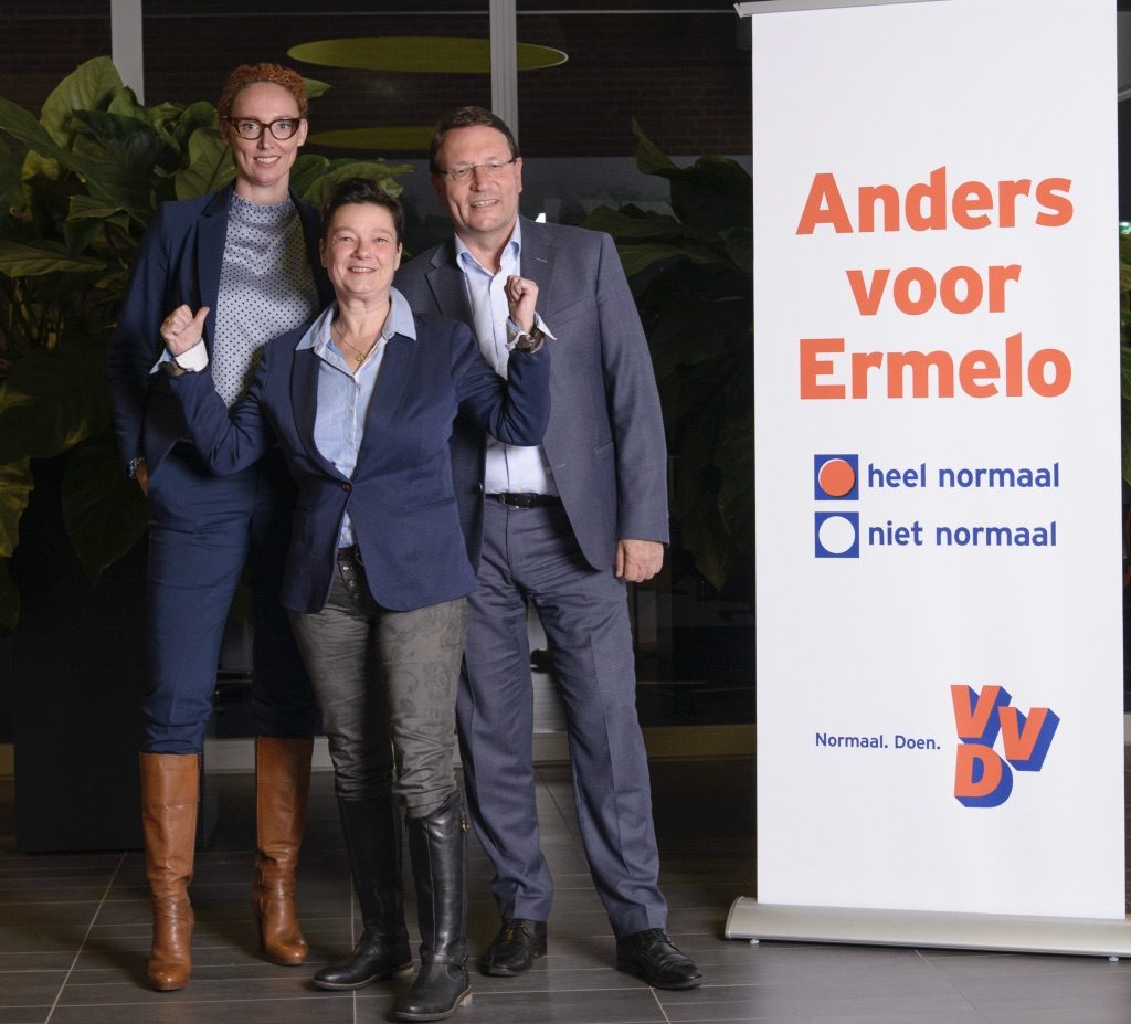 Monique van den Broek, met achter haar de nieuwe fractievertegenwoordigers Daniëlle Terpstra en Hugo Weidema