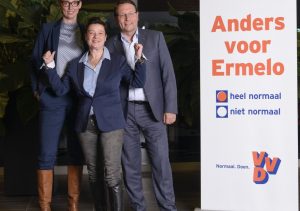 Monique van den Broek, met achter haar de nieuwe fractievertegenwoordigers Daniëlle Terpstra en Hugo Weidema